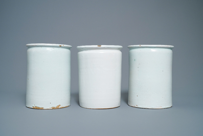 Un ensemble de six pots de pharmacie de type albarello en bleu, blanc et mangan&egrave;se, Nevers, France, 18&egrave;me