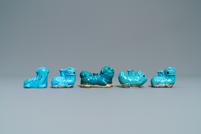 Negen Chinese figuren en waterdruppelaars met turquoise glazuur, Kangxi en later