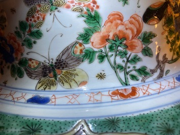 Une paire de grands vases couverts en porcelaine de Chine famille verte, Kangxi