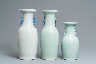 Trois vases en porcelaine de Chine en bleu et blanc et &agrave; fond c&eacute;ladon, 19&egrave;me