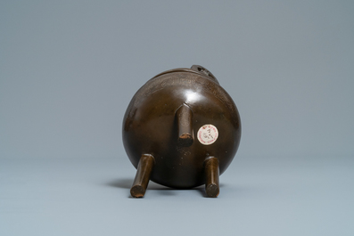 Un br&ucirc;le-parfum en bronze incrust&eacute; d'argent, marque Shi Shou, Chine, 19&egrave;me