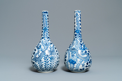 Une paire de vases de forme bouteille en porcelaine de Chine en bleu et blanc, 19&egrave;me