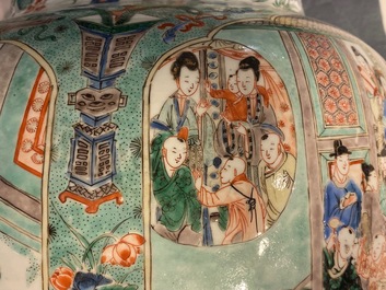 Une paire de grands vases couverts en porcelaine de Chine famille verte, Kangxi