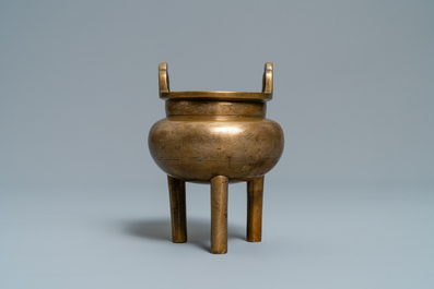 Un br&ucirc;le-parfum en bronze incrust&eacute; d'argent, marque Shi Shou, Chine, 19&egrave;me