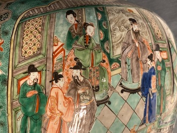 Une paire de grands vases couverts en porcelaine de Chine famille verte, Kangxi