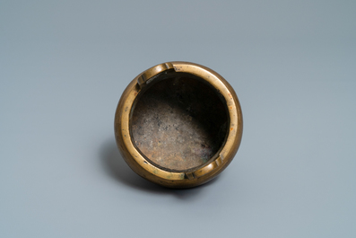 Un br&ucirc;le-parfum en bronze incrust&eacute; d'argent, marque Shi Shou, Chine, 19&egrave;me