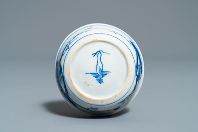 Un petit bol en porcelaine de Chine en bleu et blanc de type kraak, marque d'une aigrette, Wanli