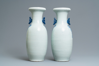 Une paire de vases en porcelaine de Chine en bleu et blanc, 19&egrave;me