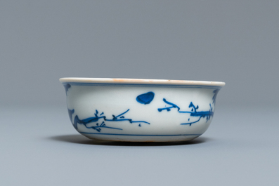 Un petit bol en porcelaine de Chine en bleu et blanc de type kraak, marque d'une aigrette, Wanli