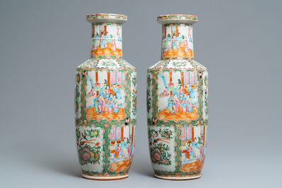 Une paire de vases de forme rouleau en porcelaine de Chine famille rose de Canton, 19&egrave;me