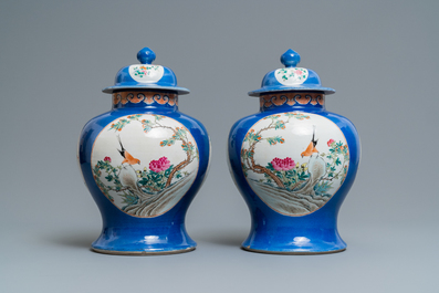 Une paire de vases couverts en porcelaine de Chine famille rose, marque de Kangxi, 19&egrave;me