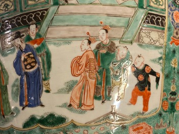 Une paire de grands vases couverts en porcelaine de Chine famille verte, Kangxi