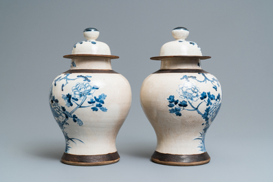 Une paire de vases couverts en porcelaine de Chine en bleu et blanc dite 'de Nankin', 19&egrave;me