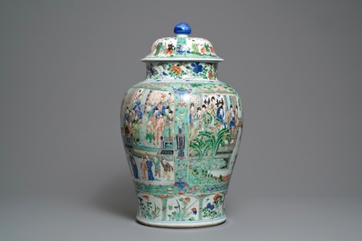 Une paire de grands vases couverts en porcelaine de Chine famille verte, Kangxi