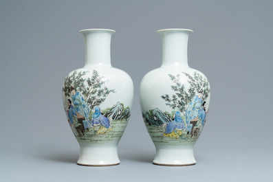 Une paire de vases en porcelaine de Chine famille rose &agrave; d&eacute;cor de joueurs de go, marque de Qianlong, 19/20&egrave;me