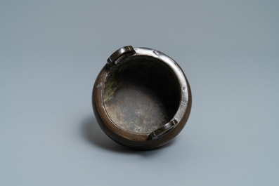 Un br&ucirc;le-parfum en bronze incrust&eacute; d'argent, marque Shi Shou, Chine, 19&egrave;me