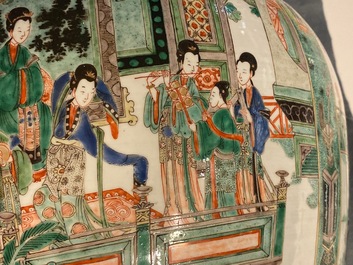 Une paire de grands vases couverts en porcelaine de Chine famille verte, Kangxi