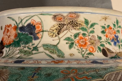 Une paire de grands vases couverts en porcelaine de Chine famille verte, Kangxi