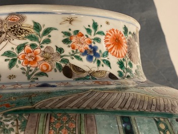 Une paire de grands vases couverts en porcelaine de Chine famille verte, Kangxi