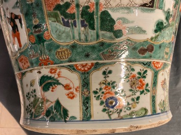 Une paire de grands vases couverts en porcelaine de Chine famille verte, Kangxi