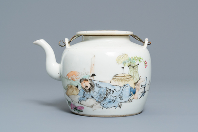 A Chinese qianjiang cai teapot and cover, 19/20th C.