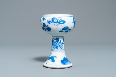 Een Chinese blauw-witte stem bowl, Kangxi