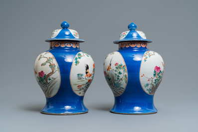 Une paire de vases couverts en porcelaine de Chine famille rose, marque de Kangxi, 19&egrave;me