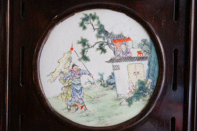 Een Chinees houten kamerscherm met famille rose 'Romance van de Westelijke Kamer' plaquettes, Republiek