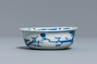 Un petit bol en porcelaine de Chine en bleu et blanc de type kraak, marque d'une aigrette, Wanli