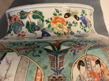 Une paire de grands vases couverts en porcelaine de Chine famille verte, Kangxi