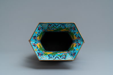 Un vase de forme hexagonale en &eacute;maux cloisonn&eacute;s, marque de Xuande, 19&egrave;me