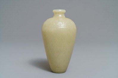 Een Chinese celadon jade meiping vaas met archa&iuml;sch decor, 19/20e eeuw