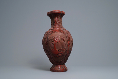 Een Chinese vaas in rood lakwerk, Qianlong merk, 19/20e eeuw
