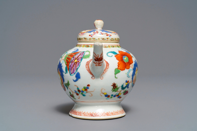Une th&eacute;i&egrave;re couverte en porcelaine de Chine famille rose &agrave; d&eacute;cor 'Pompadour', Qianlong