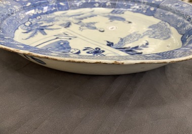 Un grand plat en porcelaine de Chine en bleu et blanc &agrave; d&eacute;cor de 'La Romance de la chambre de l'ouest', Qianlong