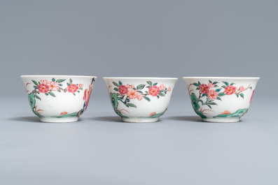 Une th&eacute;i&egrave;re, six soucoupes et trois tasses en porcelaine de Chine famille rose, Yongzheng/Qianlong