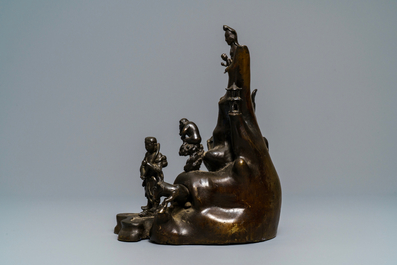 Un grand groupe en bronze figurant Guanyin avec enfant sur un rocher, Chine, Ming