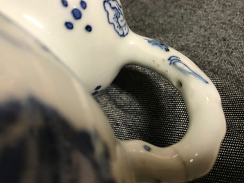 Un vase en porcelaine de Chine en bleu et blanc, &eacute;poque Transition