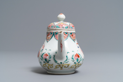 Une th&eacute;i&egrave;re, six soucoupes et trois tasses en porcelaine de Chine famille rose, Yongzheng/Qianlong