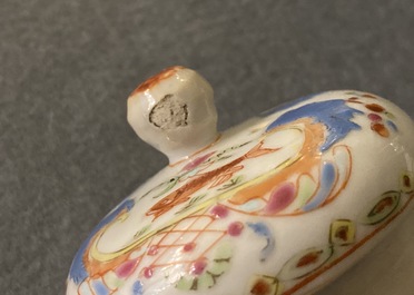 Une th&eacute;i&egrave;re couverte en porcelaine de Chine famille rose &agrave; d&eacute;cor 'Pompadour', Qianlong