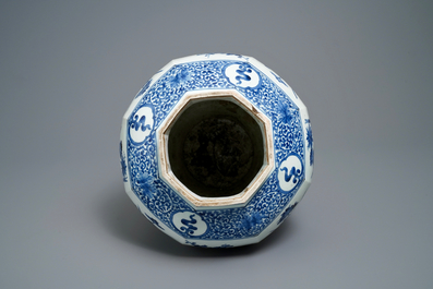 Een Japanse blauw-witte octagonale Arita vaas met floraal decor, Edo, 17e eeuw