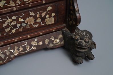 Een Chinees met parelmoer ingelegd houten scherm met zijden borduursel, 19e eeuw