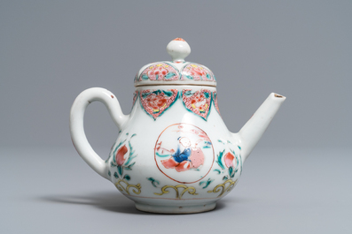 Une th&eacute;i&egrave;re, six soucoupes et trois tasses en porcelaine de Chine famille rose, Yongzheng/Qianlong