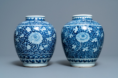 Een paar Chinese blauw-witte vazen met floraal decor, Kangxi