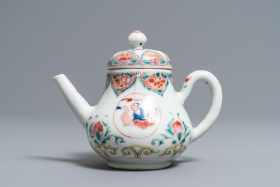 Une th&eacute;i&egrave;re, six soucoupes et trois tasses en porcelaine de Chine famille rose, Yongzheng/Qianlong