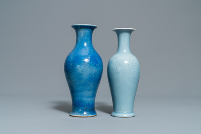 Twee Chinese monochrome blauwe vazen en drie schotels, 19/20e eeuw
