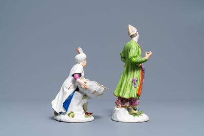 Twee polychrome ori&euml;ntalistische porseleinen figuren, Meissen en Samson, 18/19e eeuw