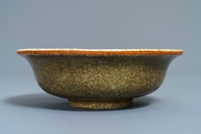 Two Chinese Nanking crackle-glazed vases, a ge-type bowl and a dish, 18/19th C.