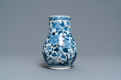 A Japanese blue and white Arita mug with floral design, Edo, 17/18th C.