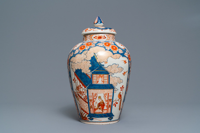 Een Delfts dor&eacute; Imari-stijl chinoiserie dekselvaas, 1e kwart 18e eeuw